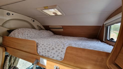 Kaz Camper – Fabulous 6 berth 4 seatbelts with WIFI Chausson alcove (2010)