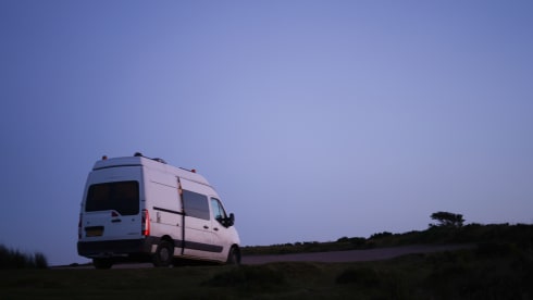 Eli – Luxuriöser autarker Camper – Warmwasser & Außendusche