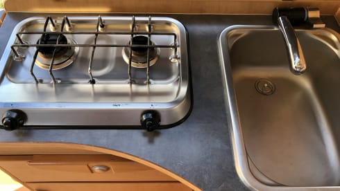 Compact and cozy camper 