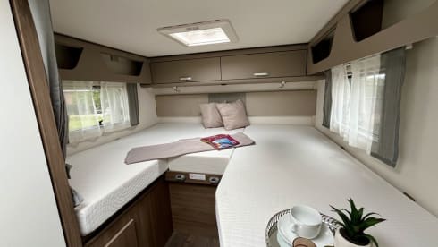 Carado T338 familiecamper – Luxurious spacious family camper, almost new and fully equipped. 