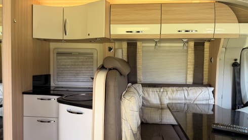 Burstner Nexxo T740 – 3p Bürstner semi-integrated uit 2015
