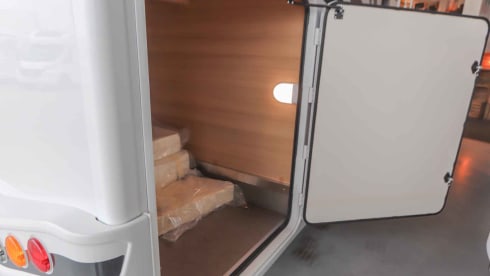 McLouis 1 Automaat – Premium Freedom! Modern Italian camper with single beds