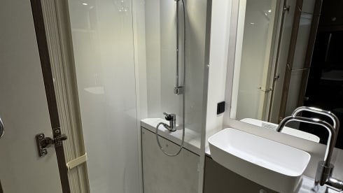 Spacious 6p Carado 361 alcove from 2024