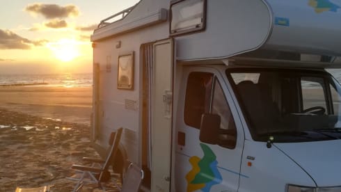 nooitgedacht – Beautiful compact alcove camper with bicycle rack, camper is as new, 120000 km