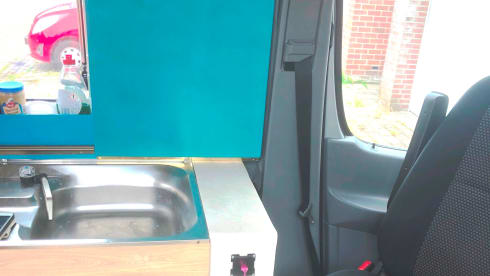 Laura – Delicious compact machine with all amenities and 2x air conditioning!