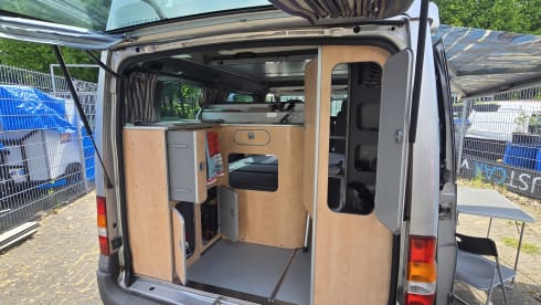 'The Nugget' – 4p Ford bus uit 2003