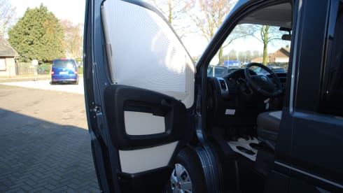 Einzigartiger 4-Personen-160-PS-Familien-Buscamper der Spitzenmarke Adria aus dem Jahr 2021