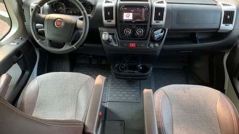 Sunny – Sunlight A70 alcove 6 person Automatic 150 HP built in 2018