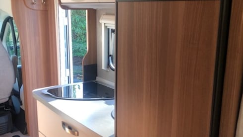 Fully furnished 2p camper Knaus W 2016 with length beds, air conditioning