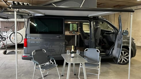 Grijze VW California – Brand new VW California T6 Camperbus from 2021. Possibly with motor trailer.