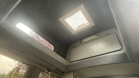 Oli  – Campervan Toyota a 2 posti letto del 2011