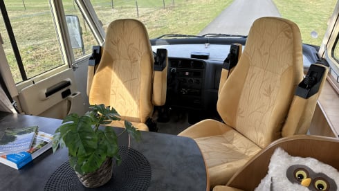 Discover freedom with our fresh Hymer B 584 – with bar layout, lifting bed 