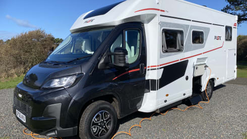Winding Road – Camper di lusso Pilote P740FGJ del 2026 con 4 posti letto.