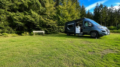 Freddy – Freddy | Abenteuer-Camper für 4 Personen • kompakt, komplett ausgestattet & autark.
