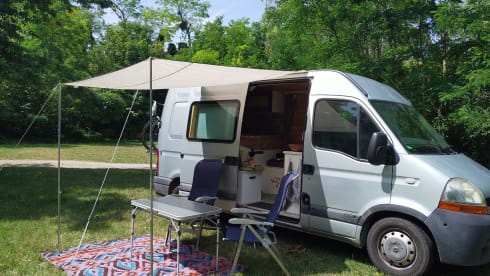 Fred – Cozy Bus Camper Automatic - Takes you everywhere, and back!