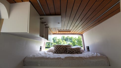 Bounty – Luxury design off grid Mercedes-Benz bus camper