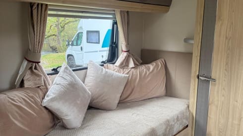 Cezar&Cleo – Eldis Majestic 185 , 4 Berth and 4 belt