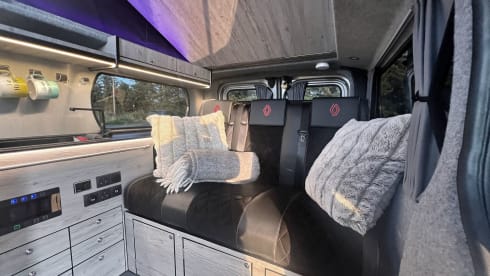 Van Damme – Renault traffic LWB luxury campervan ( 2 adults & pet friendly  )
