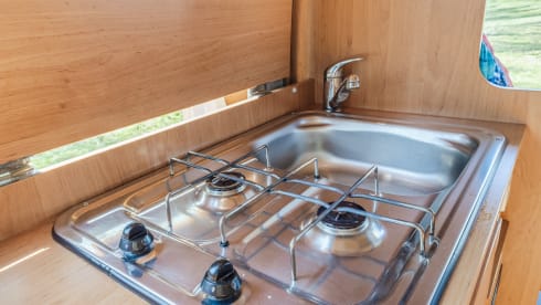 Vip camper loopt lekker met alles er op en aan makkelijk pakeren met een lengte van 5.40  – 2p Peugeot campervan from 2002