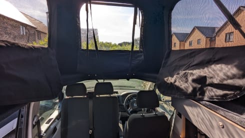 Black Beauty – 4 berth 4WD Automatic VW Transporter