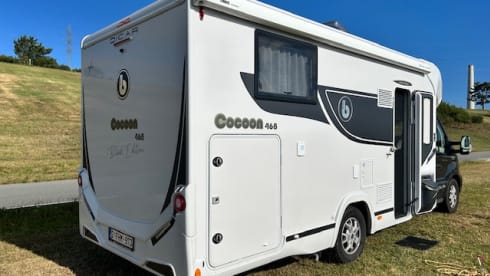 Cocoon 468 Northautokapppack (2024) with bicycle carrier. 