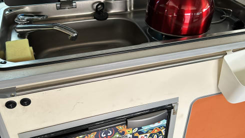 Bonnie – Mazda campervan met 3 slaapplaatsen uit 2002