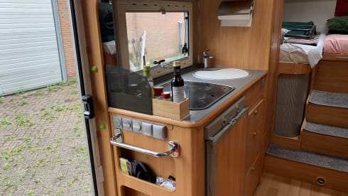 FREEDOM – 4p Adria Mobil semi-integrated uit 2006