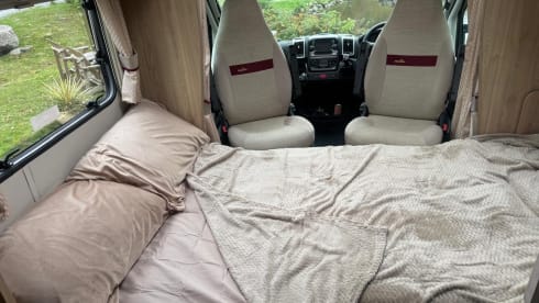 Cezar&Cleo – Eldis Majestic 185 , 4 Berth and 4 belt