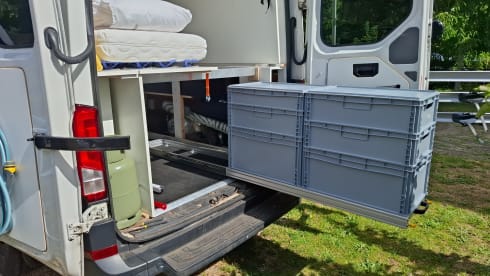 4p VW Crafter offgrid bus uit 2026 met lengtebed, daktent en fietsendrager