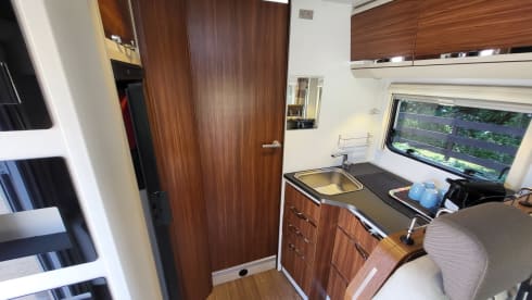 XL 670 SL – Very spacious Adria alcove camper with air conditioning