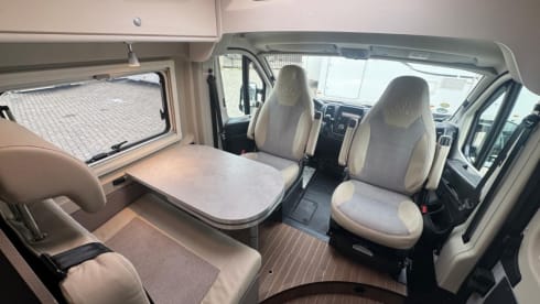 Hymer bus camper with WiFi, solar panel and length beds (2022)