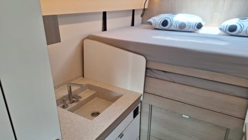 Spazio 4 – AmorA-Camper mit Fahrradgarage und Längsbett 180x200cm