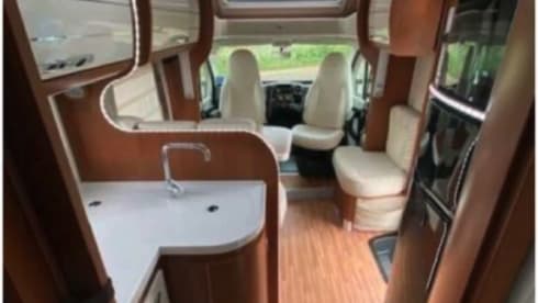 Beautiful camper with the most ideal layout, park your car inside for free