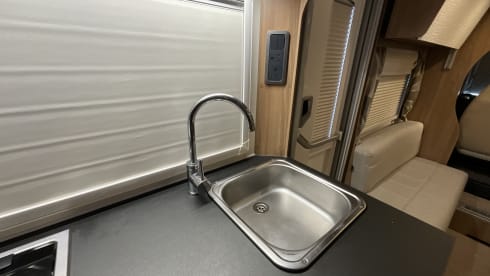 Bailey – Bailey semi-integrato a 6 posti letto, costruito nel 2019.