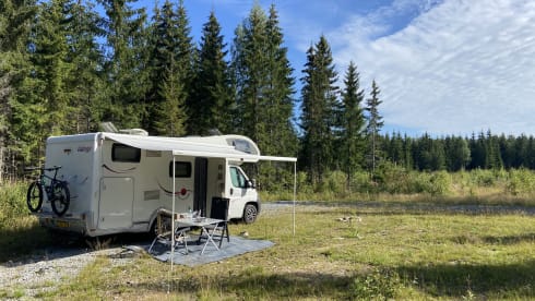 Beautiful 6-person camper, fully equipped, dogs allowed