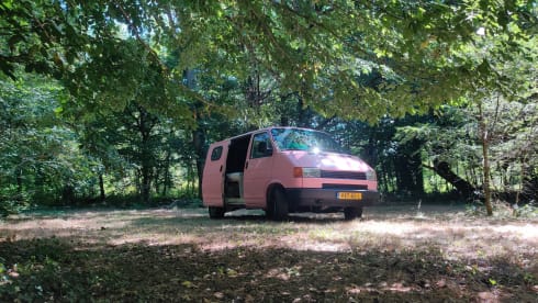Roze Volkswagen T4 buscamper - 2 personen