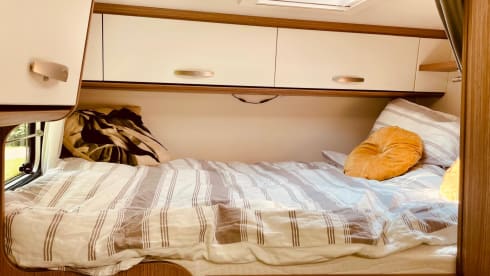 Comfort 5.9 – Carado Semi-Integral 2-4 persons Compact