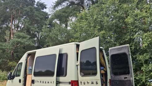 Betty Boxer – 3 berth Peugeot campervan from 2003