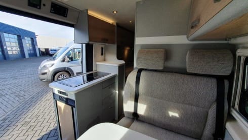 De Grijze XL – Hymer Bus Camper. 4 pers. Automatic 2020