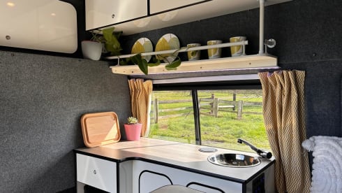 Freddie – 2-persoons campervan die volledig zelfvoorzienend is.