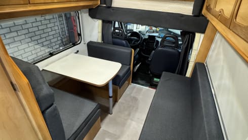 Sharky – 4p Ford Westfalia bus 