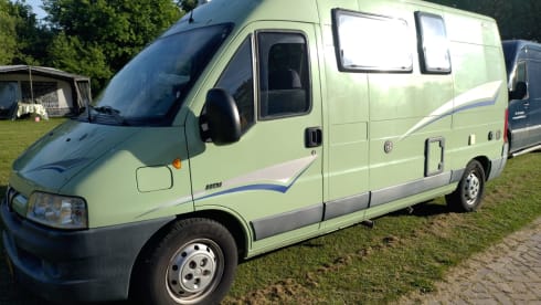De Groene Draeck – Comfortable and powerful bus for 2 persons