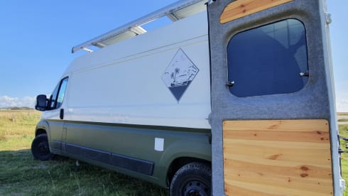 Super atmospheric & adventurous off-grid road trip camper!
