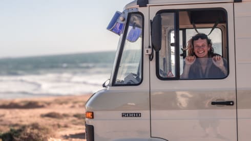 Elton – Elton - from vintage army ambulance to dream camper