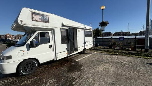 Kit – Fully loaded low mileage all-terrain motorhome