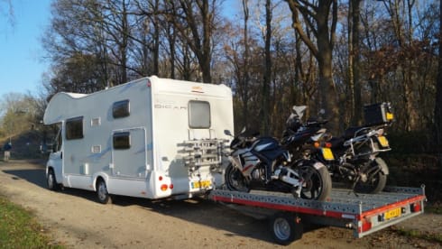 Adventurous family camper with the extra option of a trailer