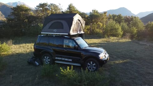 4x4 Mitsubishi Pajero with large roof tent