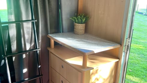 Met nieuwe navigatie, garage, airco en fietsendrager  – Comfortable family camper: see last minute August