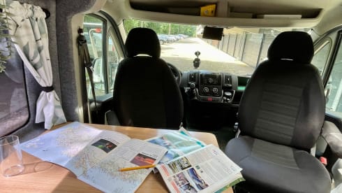 QPO "Zo wijd de wereld strekt"        " – Reliable and well-maintained bus camper.