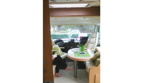 Pilote Explorateur 713 – Spacious and neat 4 person camper with 2 single beds and a 2-person pull-down bed.